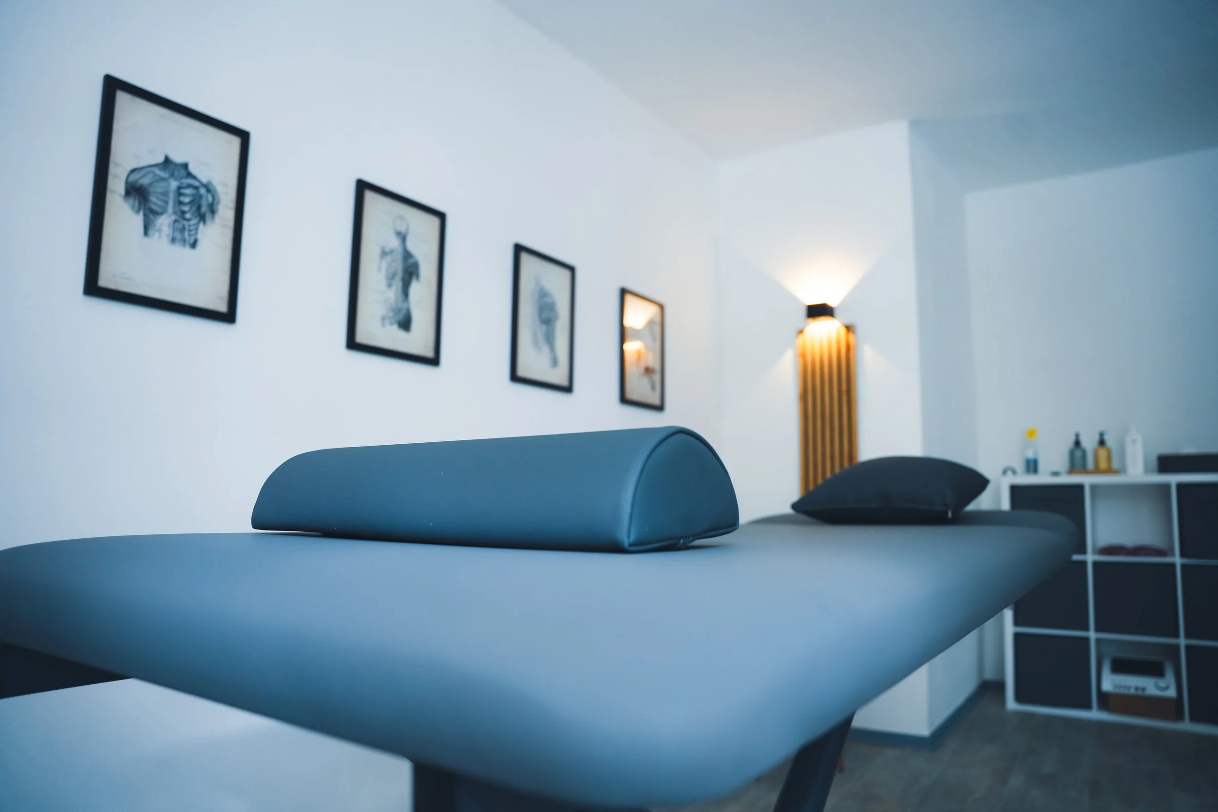 Moderner Behandlungsraum einer Physiotherapiepraxis